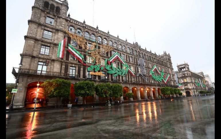 El águila juarista forma parte de los adornos e iluminación conmemorativos de las fiestas patrias colocados esta semana en el Zócalo. SUN/ARCHIVO