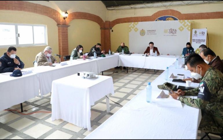 El gobernador Cuitláhuac García Jiménez durante una reunión con la Coordinación Estatal para la Construcción de la Paz. TWITTER/@CuitlahuacGJ