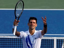 El tenista serbio Novak Djokovic celebra tras derrotar a Tennys Sandgren en el Abierto de Cincinnati. EFE/J. Szenes