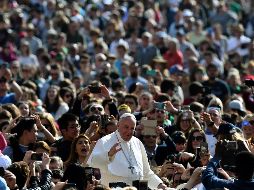Francisco, que ama el contacto directo con las personas, solía estrechar decenas de manos y besar a los niños que asistían en la primera fila a las audiencias. AFP / ARCHIVO