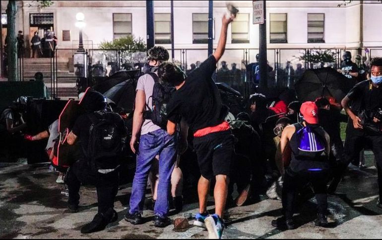 Medios locales señalan que el sospechoso tendría algún tipo de relación con la policía de Kenosha. EFE/T. Maury