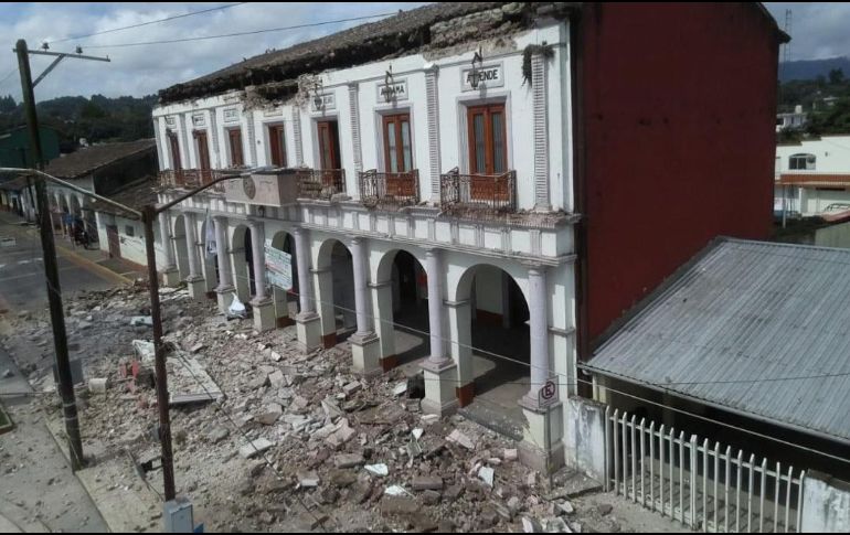 El edificio estaba bajo un proceso de restauración debido a que presentaba algunos daños ocasionados por las lluvias. TWITTER/@P_Enfoque