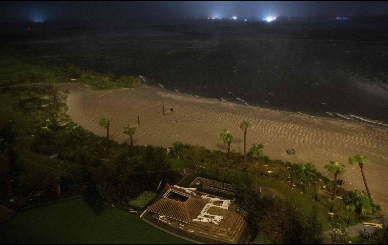 Edificio destrozado por el huracán Laura en Charles, Lousiana. AFP/A. Caballero