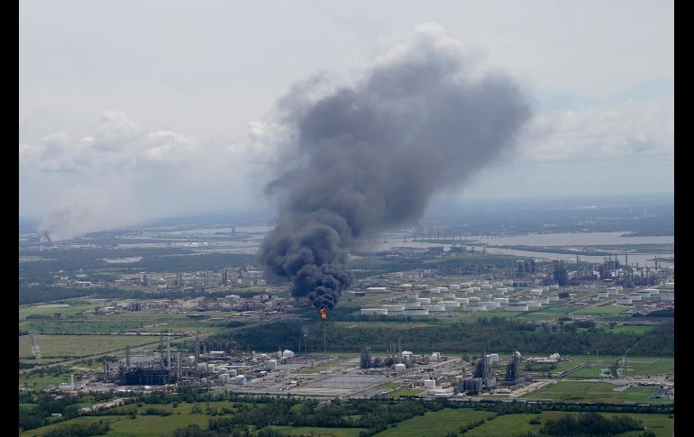 La fábrica incendiada se sitú  en una zona con numerosas plantas químicas. AP/D. Phillip