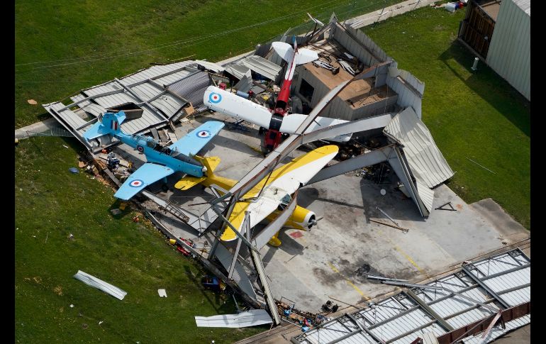 Un hangar de aviones dañado en Lake Charles. AP/D. Phillip