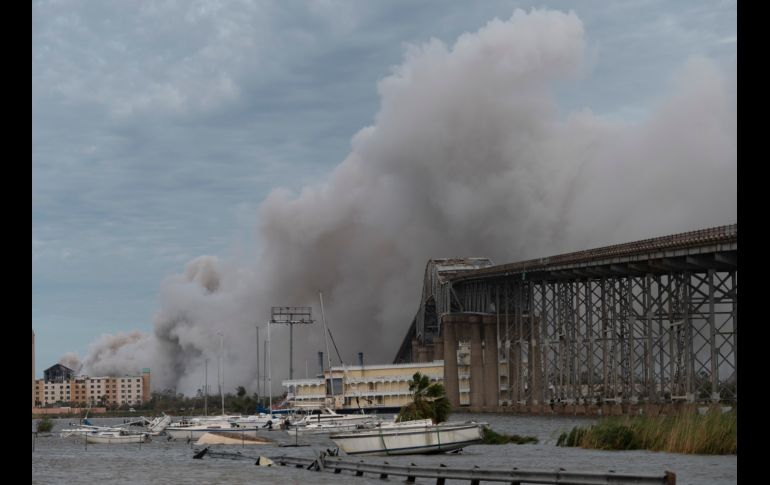 Un incendio en una fábrica de cloro se registró tras el paso del huracán en la zona de Lake Charles. Los residentes del área recibieron instrucciones de cerrar sus puertas y ventanas. AFP/A. Caballero-Reynolds