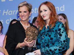 Kerry Kennedy le entregó el premio a JK Rowling en diciembre del año pasado. GETTY IMAGES