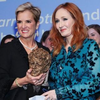 La escritora JK Rowling devuelve un premio vinculado a los Kennedy en medio de la polémica por sus "comentarios antitrans"