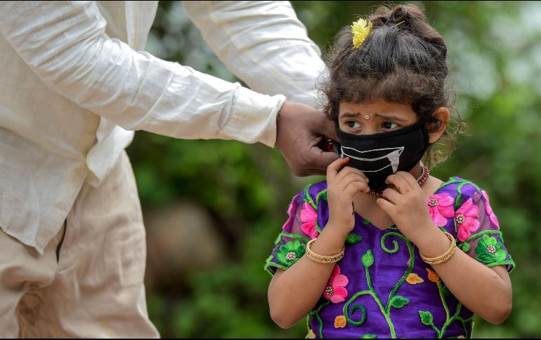 De los casos estudiados de COVID-19 en niños, 65% fueron casos leves; 28% moderados y un 3% graves, aunque de estos últimos ninguno necesitó ventilación mecánica. AFP/ARCHIVO