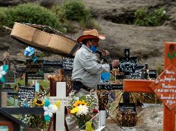 Este largo periodo no permite divisar todavía un horizonte claro de la evolución de esta epidemia que, más allá de las cifras, acumula decenas de miles de adioses. EFE / J. Méndez