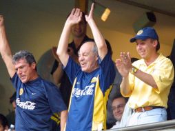 ''El Loco'' (c), fiel aficionado a las Águilas, siempre trataba de imponerse sobre Corona, fanático del Rebaño Sagrado desde hace ya muchos ayeres. SUN / ARCHIVO