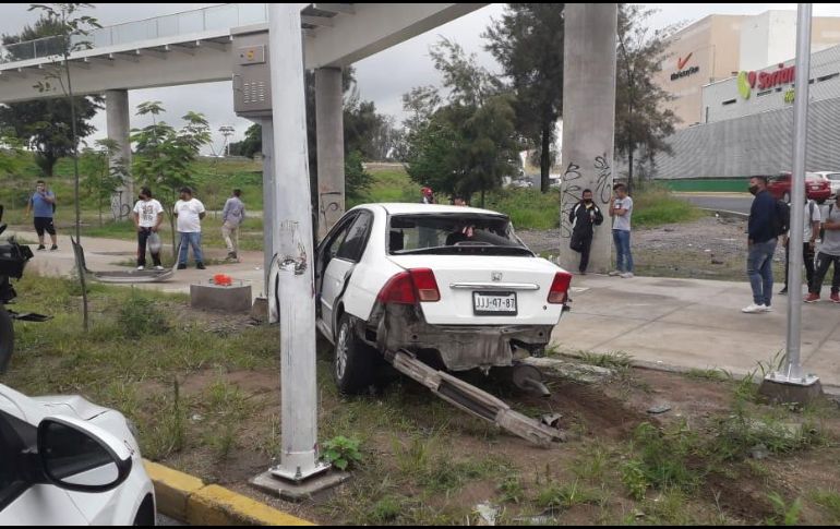 Una pareja que viajaban en un automóvil Honda blanco, es trasladada a un hospital público en situación regular. ESPECIAL