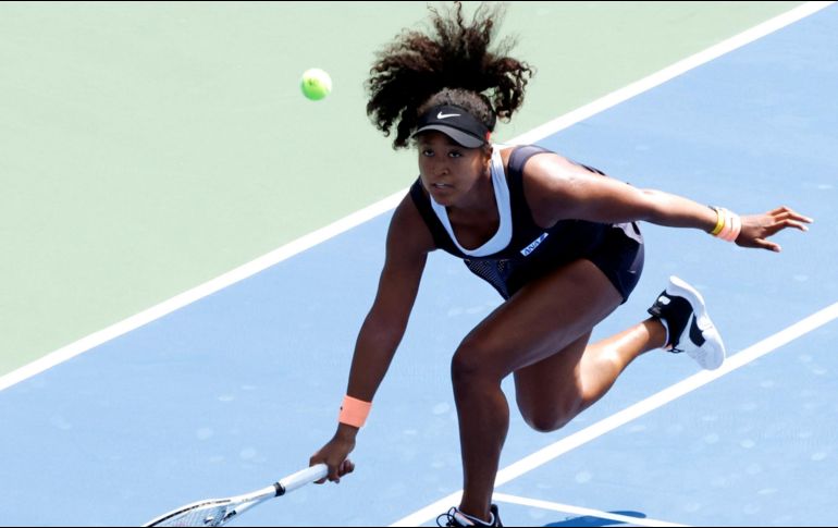 Osaka, de 22 años, derrotó a la belga Elise Mertens en sets corridos y se retiró de la cancha con gesto serio y sin celebrar su triunfo debido a las protestas en EU. EFE / J. Szenes