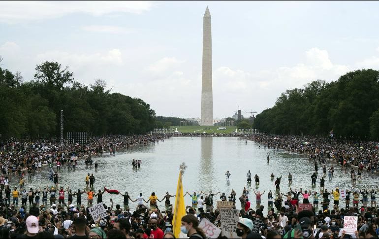 Los organizadores recordaron a los participantes que practicaran el distanciamiento social y que usaran mascarillas. AP / J. Magana