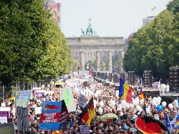 ''Pensadores libres'', activistas antivacunas, partidarios de la teoría de la conspiración y simpatizantes de extrema derecha se dieron cita en esta protesta, bautizada como ''fiesta de la libertad y de la paz''. EFE / C. Bilan