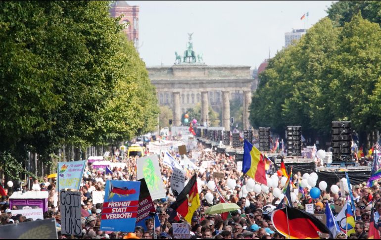 ''Pensadores libres'', activistas antivacunas, partidarios de la teoría de la conspiración y simpatizantes de extrema derecha se dieron cita en esta protesta, bautizada como ''fiesta de la libertad y de la paz''. EFE / C. Bilan