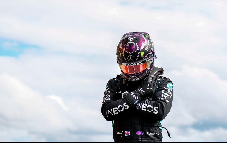 El británico le dedicó la ''pole'' al actor estadounidense Chadwick Boseman, fallecido ayer a consecuencia de un cáncer. AFP / F. Lenoir