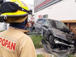 Los bomberos acuden a sanear el lugar y retirar el vehículo, además de controlar el tráfico para desahogar la carretera. ESPECIAL