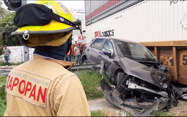 Los bomberos acuden a sanear el lugar y retirar el vehículo, además de controlar el tráfico para desahogar la carretera. ESPECIAL