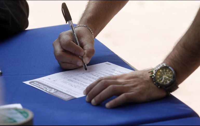 Pretenden recabar un millón 800 mil firmas para entregarlas al Senado y posteriormente pedir al INE la organización de la consulta. EL IFNORMADOR/Archivo