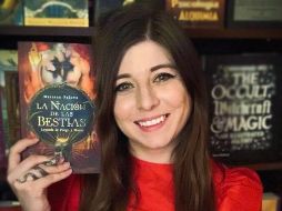 Mariana Palova posa con su nueva novela: “La nación de las bestias: Leyenda de fuego y plomo”. FACEBOOK/MarianaPalovaArtwork
