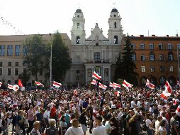 Los manifestantes llevaban banderas rojas y blancas de la oposición. AFP /