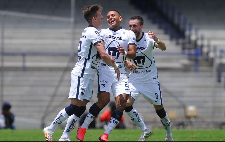 Bryan Mendoza (c) festeja su gol contra Tijuana en el estadio Olímpico Universitario de Ciudad de México. AFP/R. Vázquez