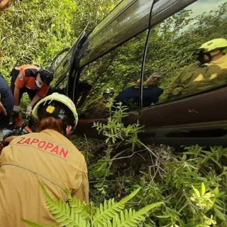 Cae camioneta a barranco en el Bosque de El Centinela