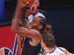 IMPARABLE. Kawhi Leonard (izq.) registró 33 puntos. AFP • K. Cox