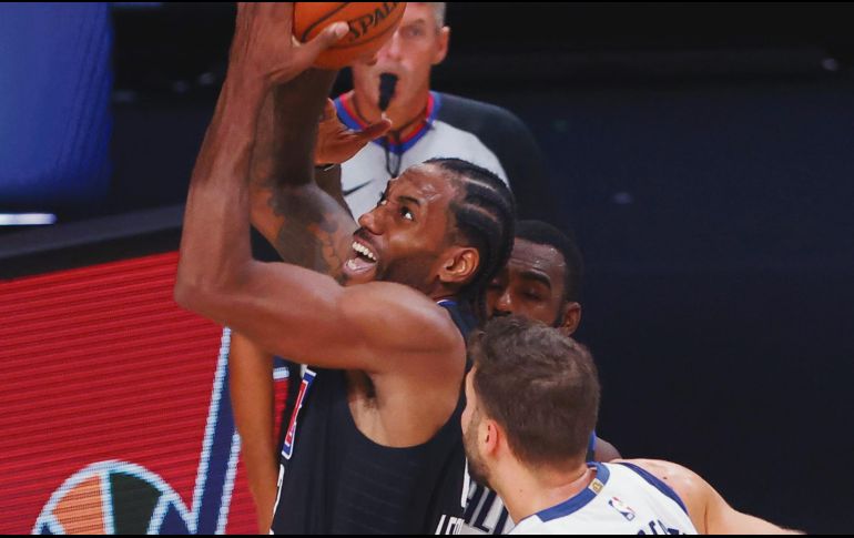 IMPARABLE. Kawhi Leonard (izq.) registró 33 puntos. AFP • K. Cox