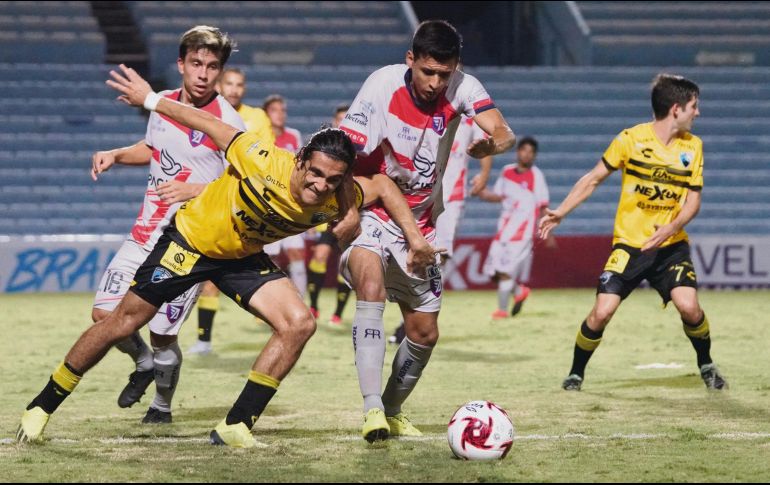 PELEADO. Los alteños (blanco) fueron aguerridos en la casa de los tampiqueños. IMAGO7