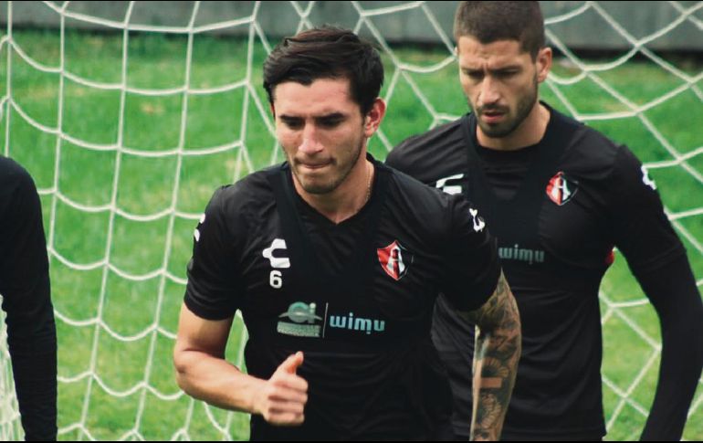 MOTIVADOS. Édgar Zaldívar y Martín Nervo, en la práctica de los Zorros antes de partir al Bajío. CORTESÍA/ATLAS FC