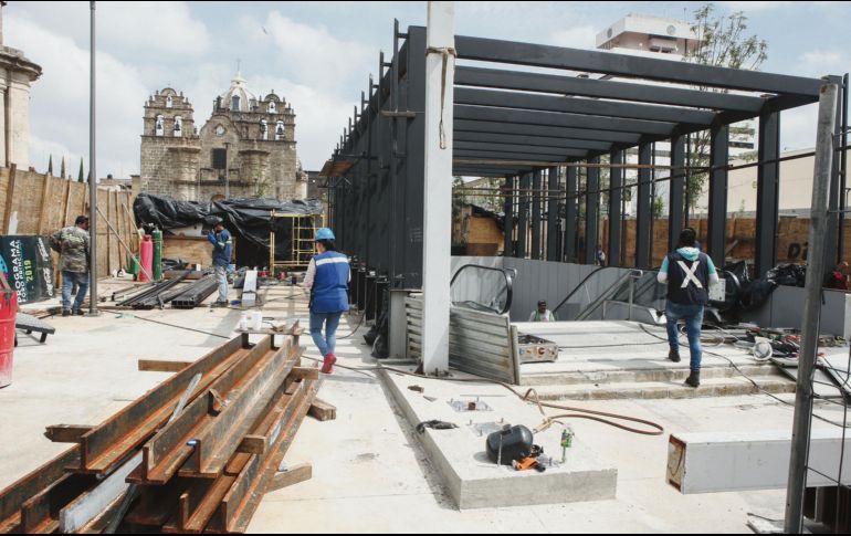 PENDIENTES. Decenas de trabajadores dicen laborar las 24 horas del día para terminar los faltantes en las estaciones de la Línea 3 del Tren Ligero. En la imagen, la Estación Santuario en el Primer Cuadro de Guadalajara luce inconclusa.  EL INFORMADOR/G. Gallo