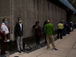 Se estima que las visitas de los usuarios de las sucursales bancarias en México podrían caer hasta 30% ante el efecto de la pandemia de COVID-19. AP/ARCHIVO