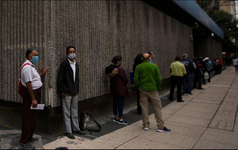 Se estima que las visitas de los usuarios de las sucursales bancarias en México podrían caer hasta 30% ante el efecto de la pandemia de COVID-19. AP/ARCHIVO