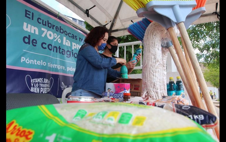 Además de alimentos y artículos de limpieza, en el lugar también se recibirán cubrebocas y termómetros electrónicos. EL INFORMADOR/A. Camacho