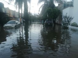 El fraccionamiento Girasoles Elite fue otro de los puntos con mayores afectaciones, pues en tres calles de esta zona el agua alcanzó niveles de hasta 90 centímetros de altura. ESPECIAL/Bomberos de Zapopan