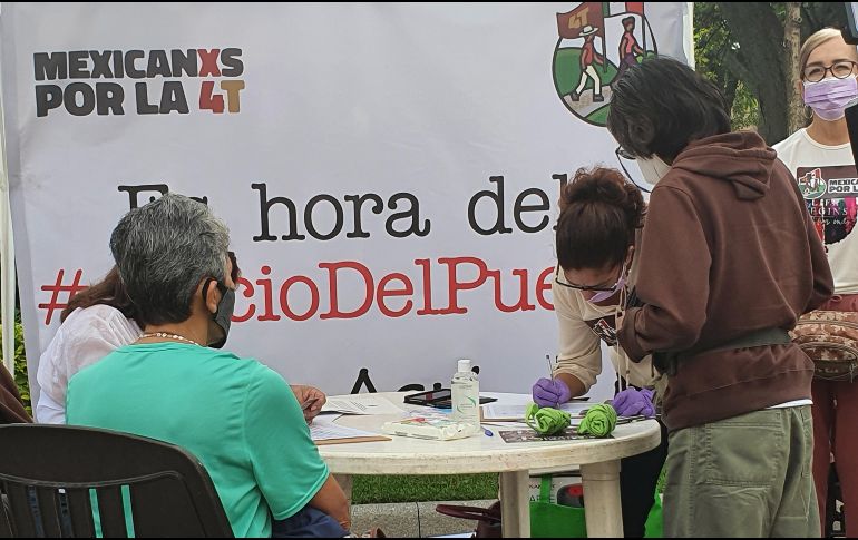 A las personas que aceptan participar se les pide la credencial de elector para extraer información como la clave de elector y el nombre. EL INFORMADOR  / R. Rivas