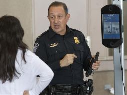 La propuesta afectaría directamente a los solicitantes de permiso de trabajo y de residencia permanente, entre otros. EFE/ARCHIVO