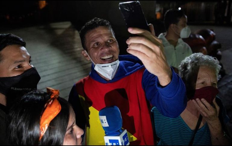 El diputado Gilber Caro ofrece declaraciones tras ser liberado hoy, en una sede de las Fuerzas de Acciones Especiales de la Policia Nacional Bolivariana, en Caracas. EFE/R. Peña