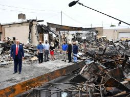 Trump recorrió los restos calcinados de una manzana asediada por las protestas y ofreció recursos federales para ayudar a reconstruir la ciudad. AFP/M. Ngan