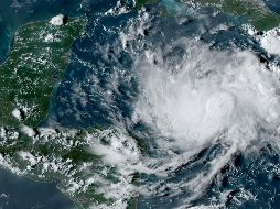 El meteoro podría causar fuertes vientos, una peligrosa marejada ciclónica e intensas lluvias que dejarían inundaciones repentinas. AFP/NOAA