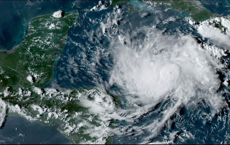 El meteoro podría causar fuertes vientos, una peligrosa marejada ciclónica e intensas lluvias que dejarían inundaciones repentinas. AFP/NOAA