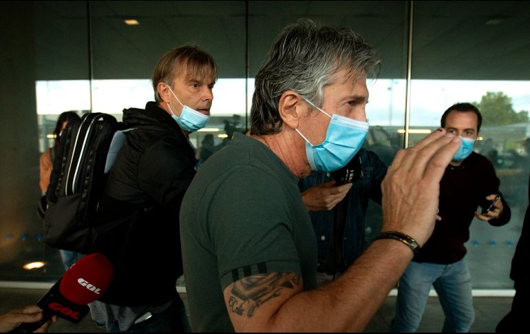 El padre del astro argentino negocia el futuro de su hijo. EFE