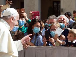 Francisco, sin mascarilla, pasó por el pasillo central y se detuvo a hablar con los ancianos, niños y religiosos. EFE
