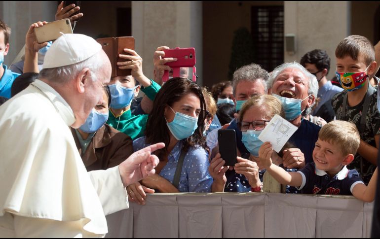 Francisco, sin mascarilla, pasó por el pasillo central y se detuvo a hablar con los ancianos, niños y religiosos. EFE