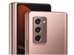 Cuando está plegado, el dispositivo luce como la mayoría de los demás teléfonos, pero cuando se abre a lo largo de sus bisagras laterales, se transforma rápidamente en el equivalente de una mini tableta. ESPECIAL / Samsung