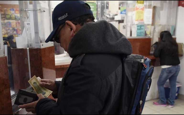 Este martes el Banco de México reportó ingresos por remesas de tres mil 532 millones de dólares en julio, 7.2% más respecto del mismo periodo del año pasado. EFE/ARCHIVO