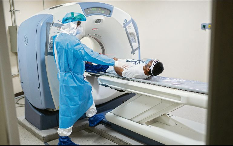 La mitad del personal sanitario que muere por el virus corresponde a médicos. AFP