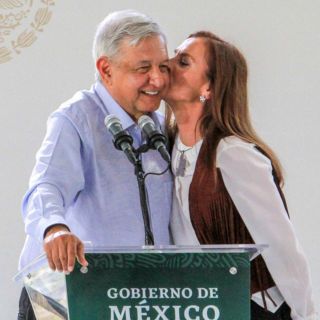 López Obrador y Gutiérrez Müller reciben títulos de marca por 10 años